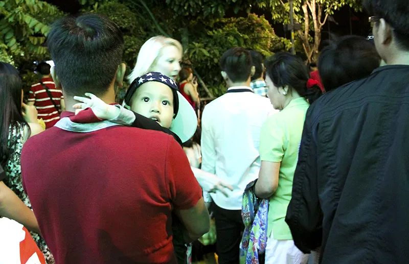 “Bố ơi! Mình đi xem pháo hoa nhé!“ ảnh 8